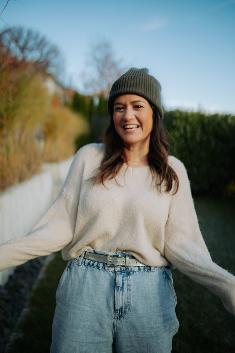 Denise lacht mit offenen Armen