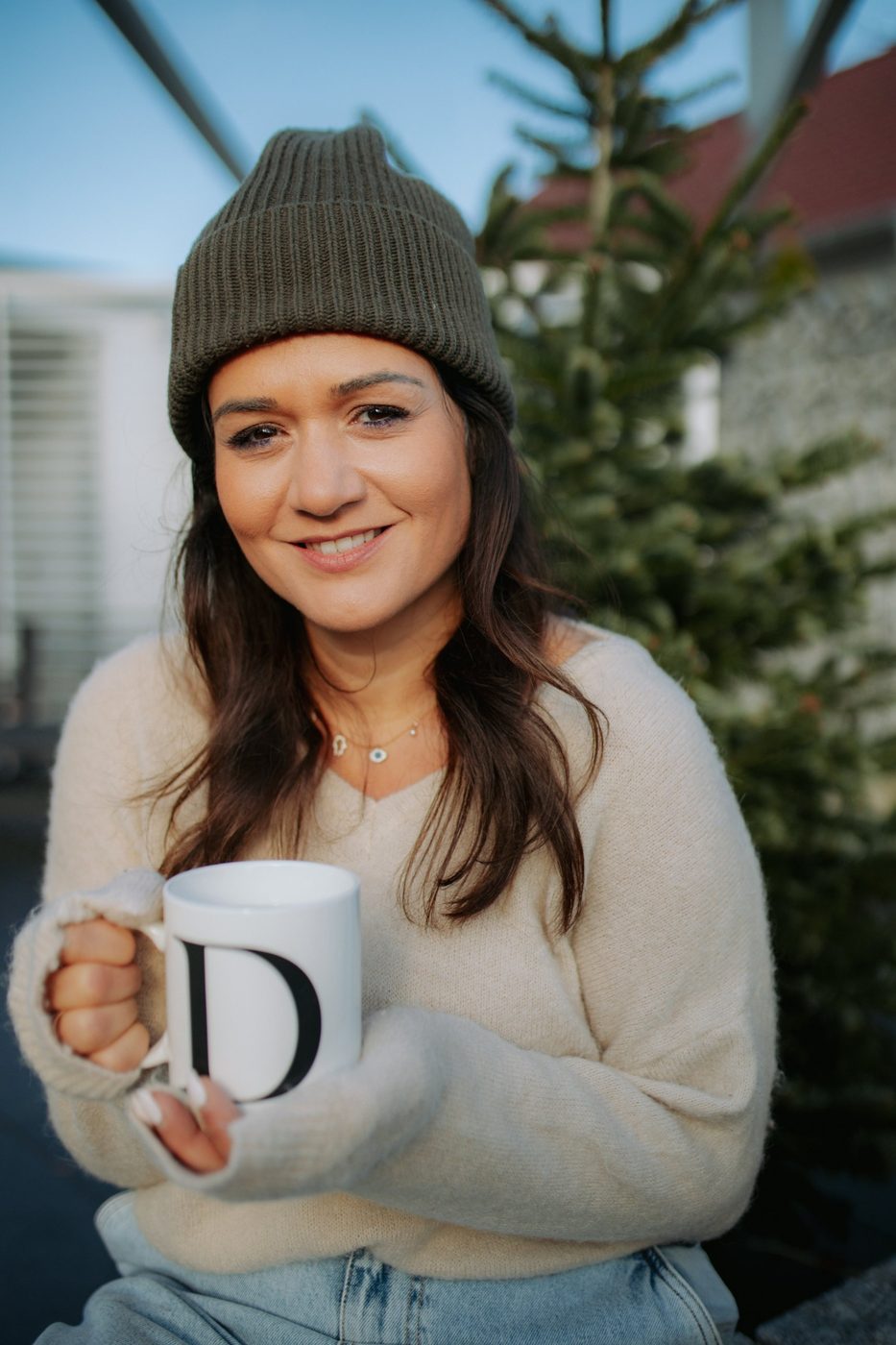 Denise Nufer mit einer Tasse in den Händen